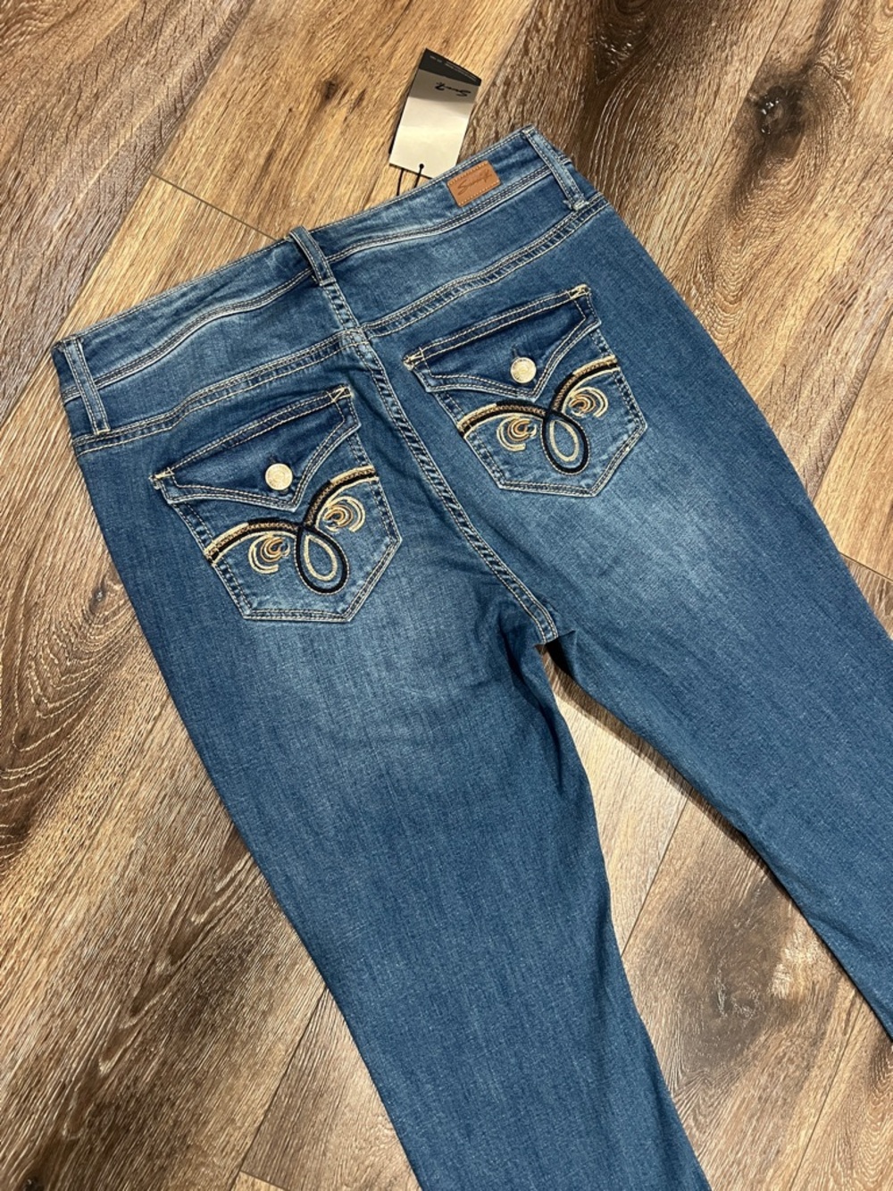 NWT Seven7 Limited Edition Premium Denim Distressed Jeans W/ Embroidered Pockets - Picture 7 of 9